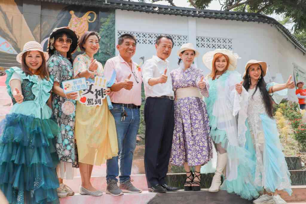 ▲阿拉伯粉紅村由綽號「阿拉伯」的義隆村長葉志紘精心打造，4月起每天都有小農特色市集，週末固定舉辦竹韻市集和體驗活動，讓遊客享受花海和鄉村風情。（嘉義縣政府提供）