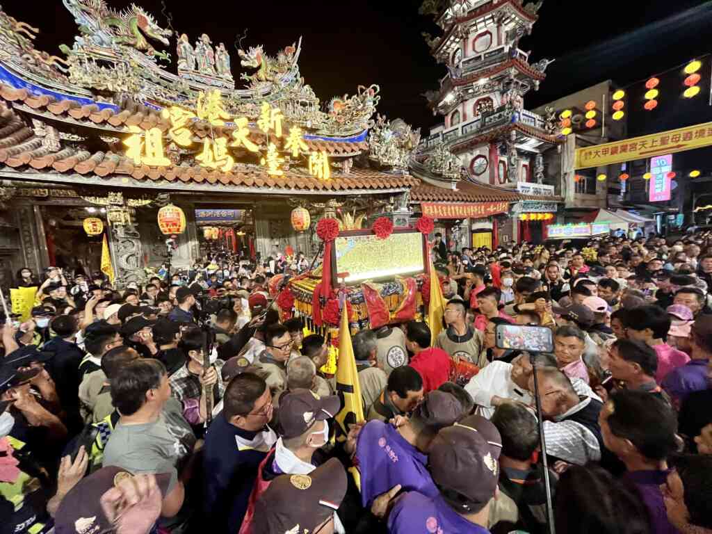 ▲恭送大甲媽祖回鑾,許多人都來看熱鬧、拜拜求平安,期待每年都能再相會。(嘉義縣政府提供)
