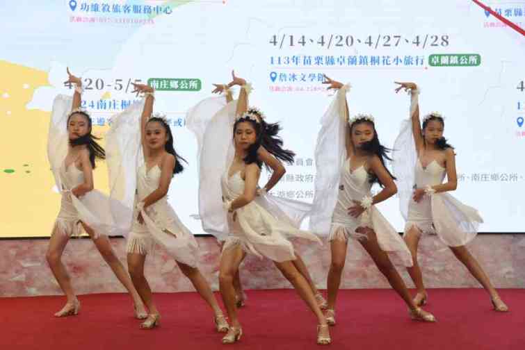 ▲在展夢園舞蹈團的花仙子桐舞翩翩開場演出後，苗栗副縣長鄧桂菊帶領來賓拉開彩球灑下片片桐花，啟動了浪漫桐花祭暨小旅行系列活動。（苗栗縣政府提供）