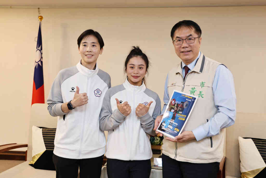 ▲方莞靈特地準備了4月初在泰國世界舉重錦標賽比賽的照片送給臺南市長黃偉哲,並在照片上特別標註獲巴黎奧運資格的門票,同時也在照片後頭寫上滿滿感謝市長與臺南市政府的話。(臺南市政府提供)