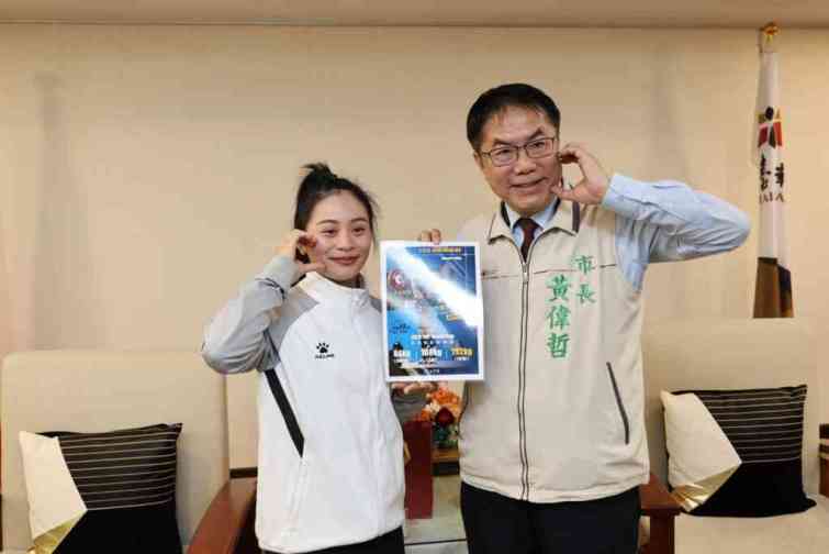 ▲臺南市長黃偉哲接見舉重選手方莞靈，祝賀其於2024年世界舉重錦標賽突破全國紀錄，並恭喜取得巴黎奧運資格。（臺南市政府提供）
