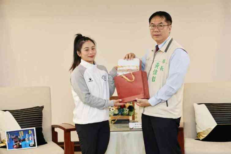 ▲臺南市長黃偉哲為方莞靈的卓越表現喝采並恭喜，同時致贈臺南400禮盒，期許其參加2024年奧運繼續加油，超越自我，再創佳績。（臺南市政府提供）