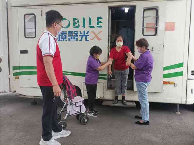 ▲中彰榮家安排時段分梯進行胸部X光檢查，照服員協助長輩上下醫療巡迴車，左右攙扶小心翼翼確保長輩安全。（記者林明佑翻攝）
