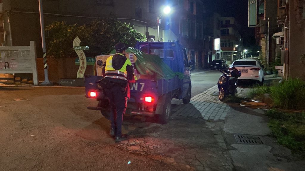自小貨車派出所前拋錨 員警即刻出動協助脫困