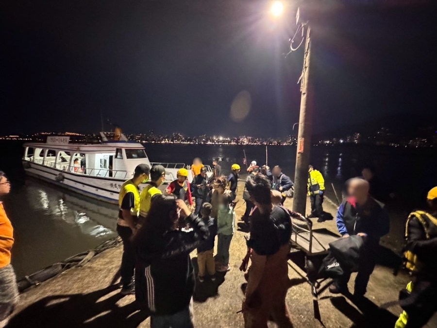 淡水藍色公路渡輪擱淺 消防救援51人平安脫困 226 cnews204240410a11