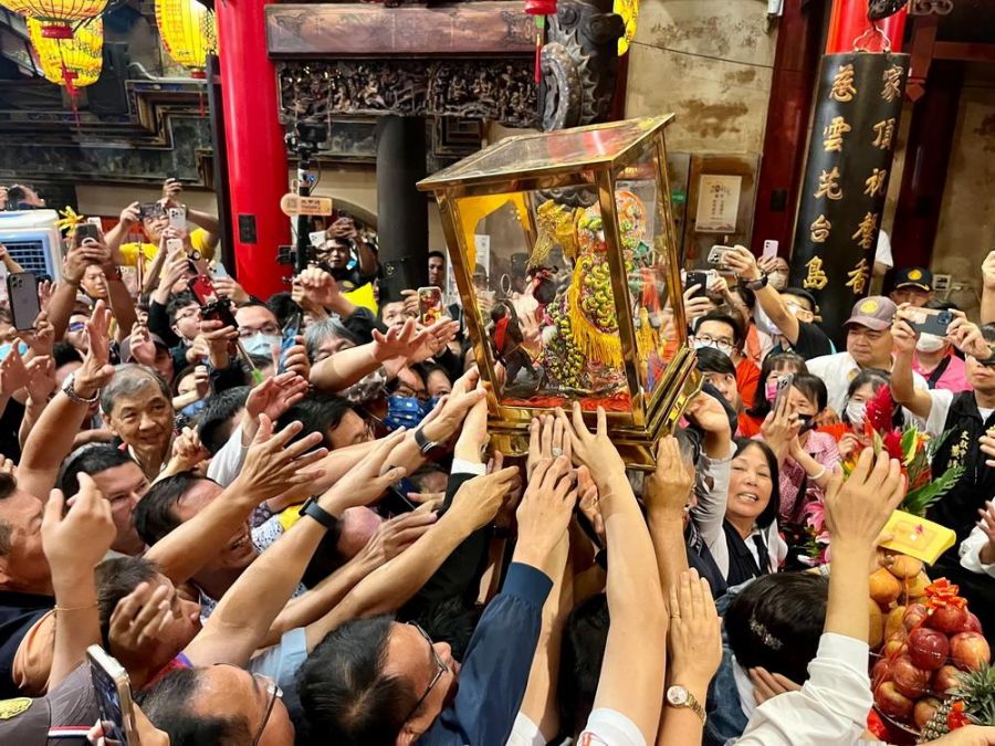 大甲鎮瀾宮媽祖新港奉天宮起駕回鑾 信徒朝聖萬人恭送