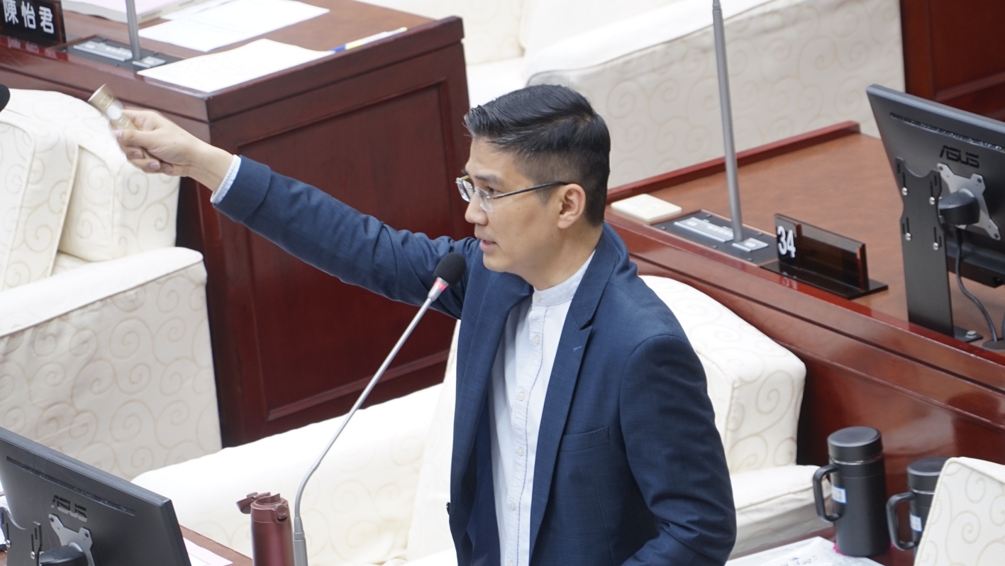 台北市議員曾獻瑩質詢時,呼籲北市府要特別關切無依兒童,降低受虐風險。(記者張欽翻攝)