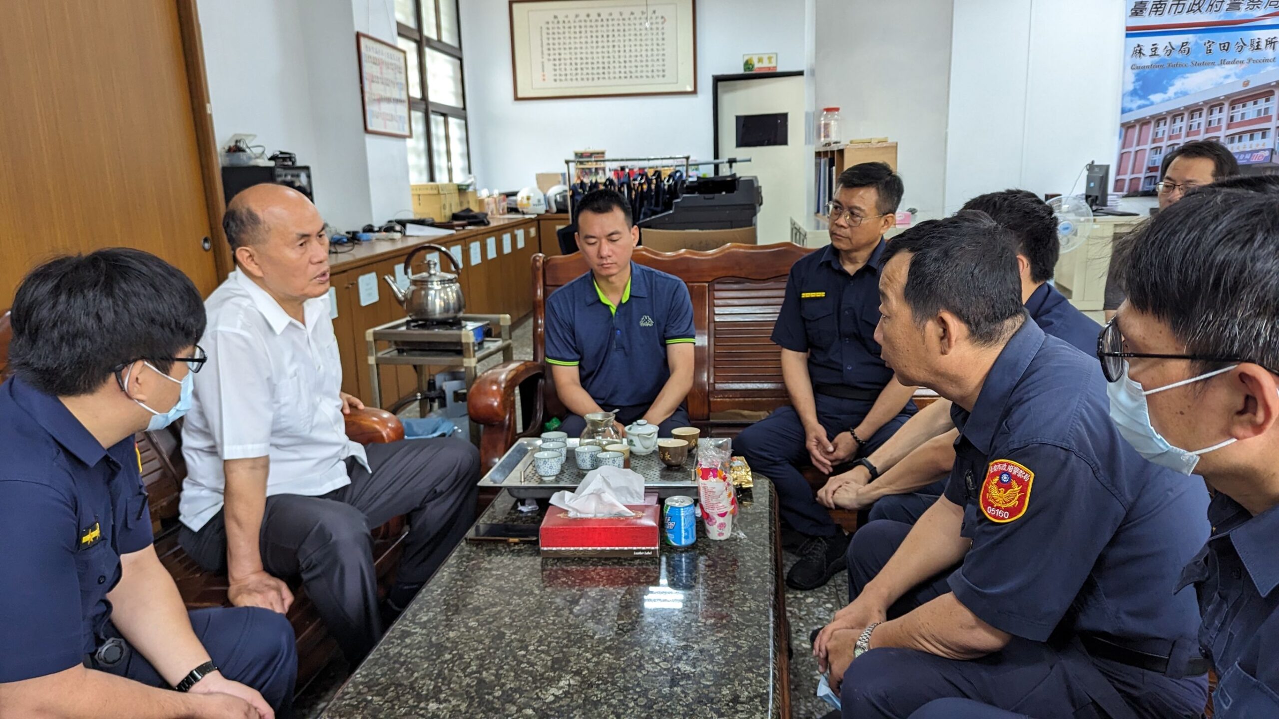 關心警界職業壓力和心理健康議題 黃偉哲市長慰問梁姓女警家屬