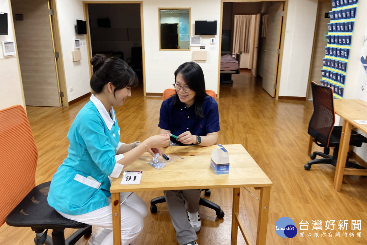 師指導護理科學生江庭(左)參加第54屆全國技能競賽中區分區技能競賽情形。