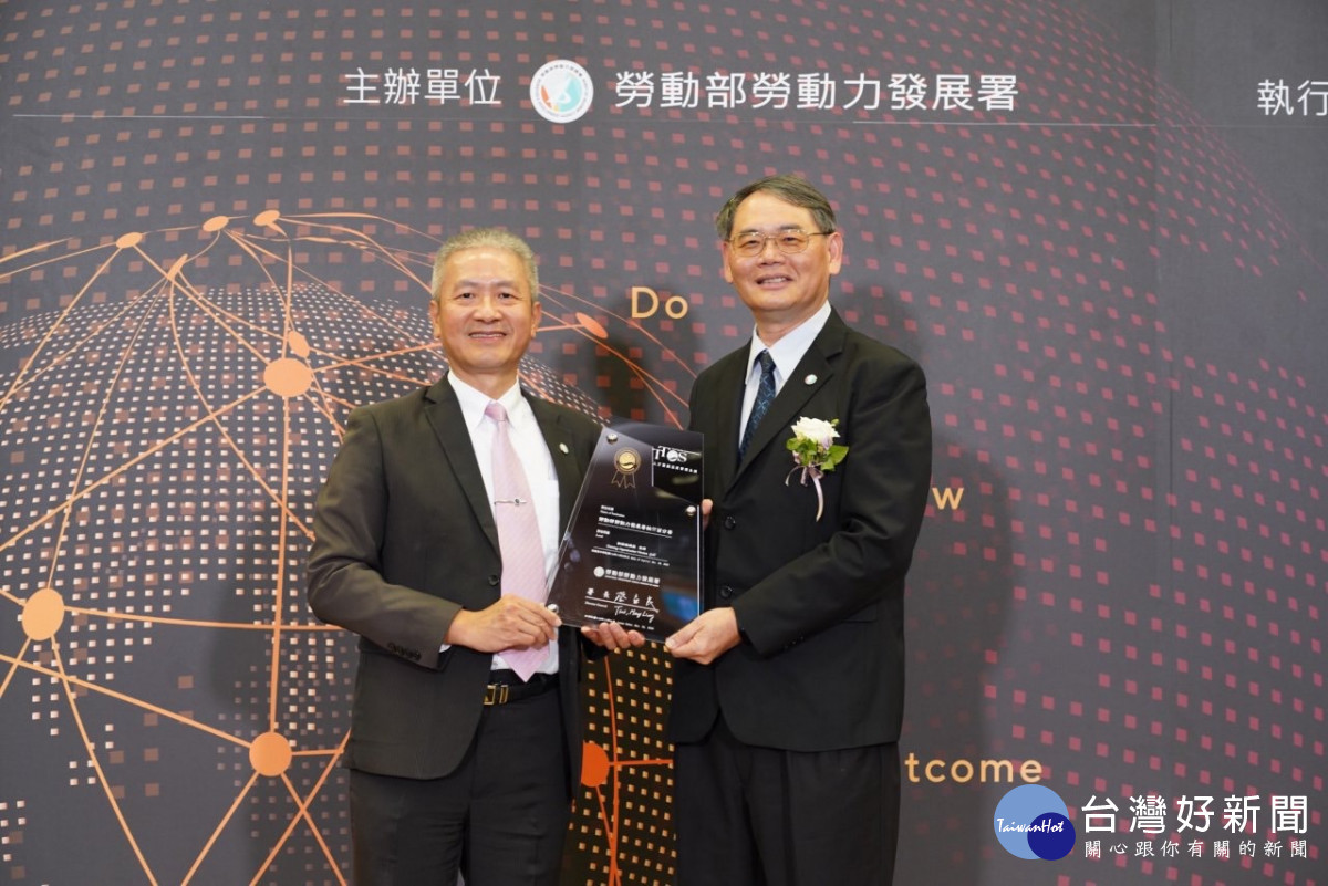 勞動力發展署蔡孟良署長（左）頒發TTQS訓練品質金牌，由桃竹苗分署長賴家仁（右）代表領獎。