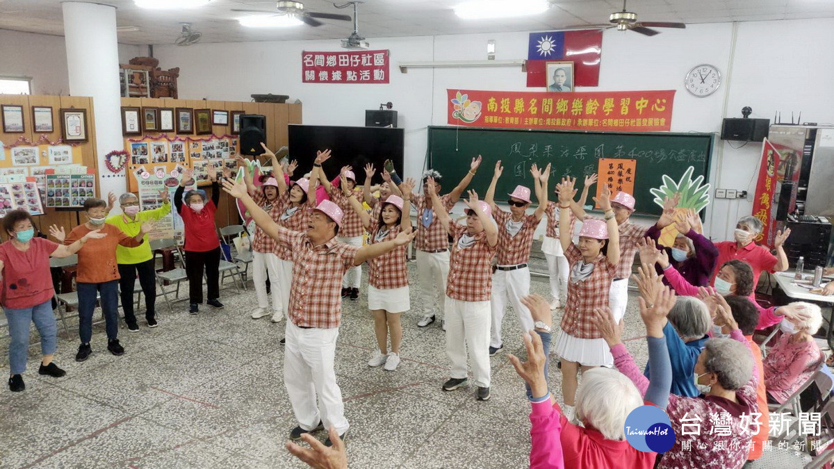鳳梨樂活樂團到田仔社區演出第400場。（鳳梨樂團提供）