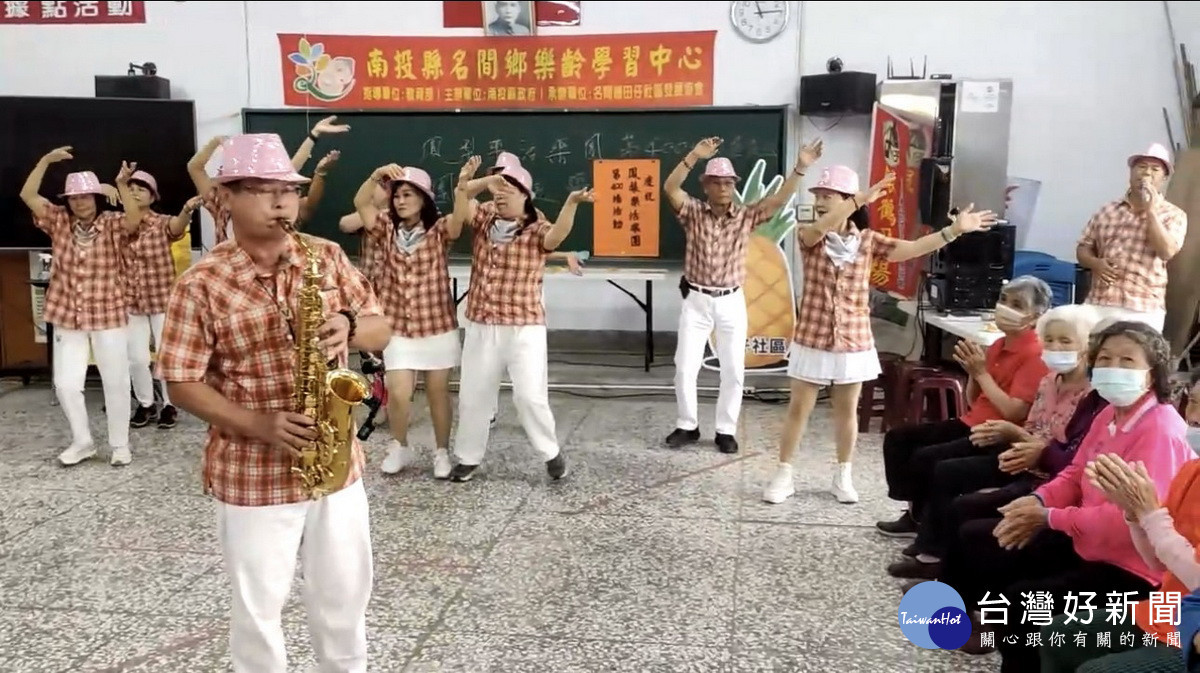樂團成員除薩克斯風還有多元才藝。(鳳梨樂團提供)