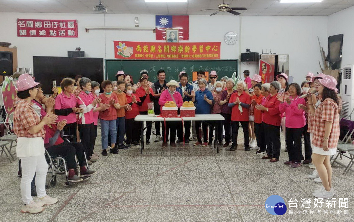 長輩接受祝福分享蛋糕。(鳳梨樂團提供)