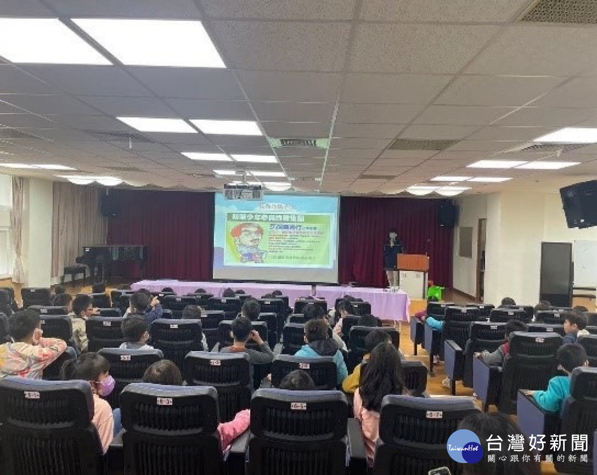 平鎮警前往新勢國小宣導,強化學生反詐、識詐能力。
