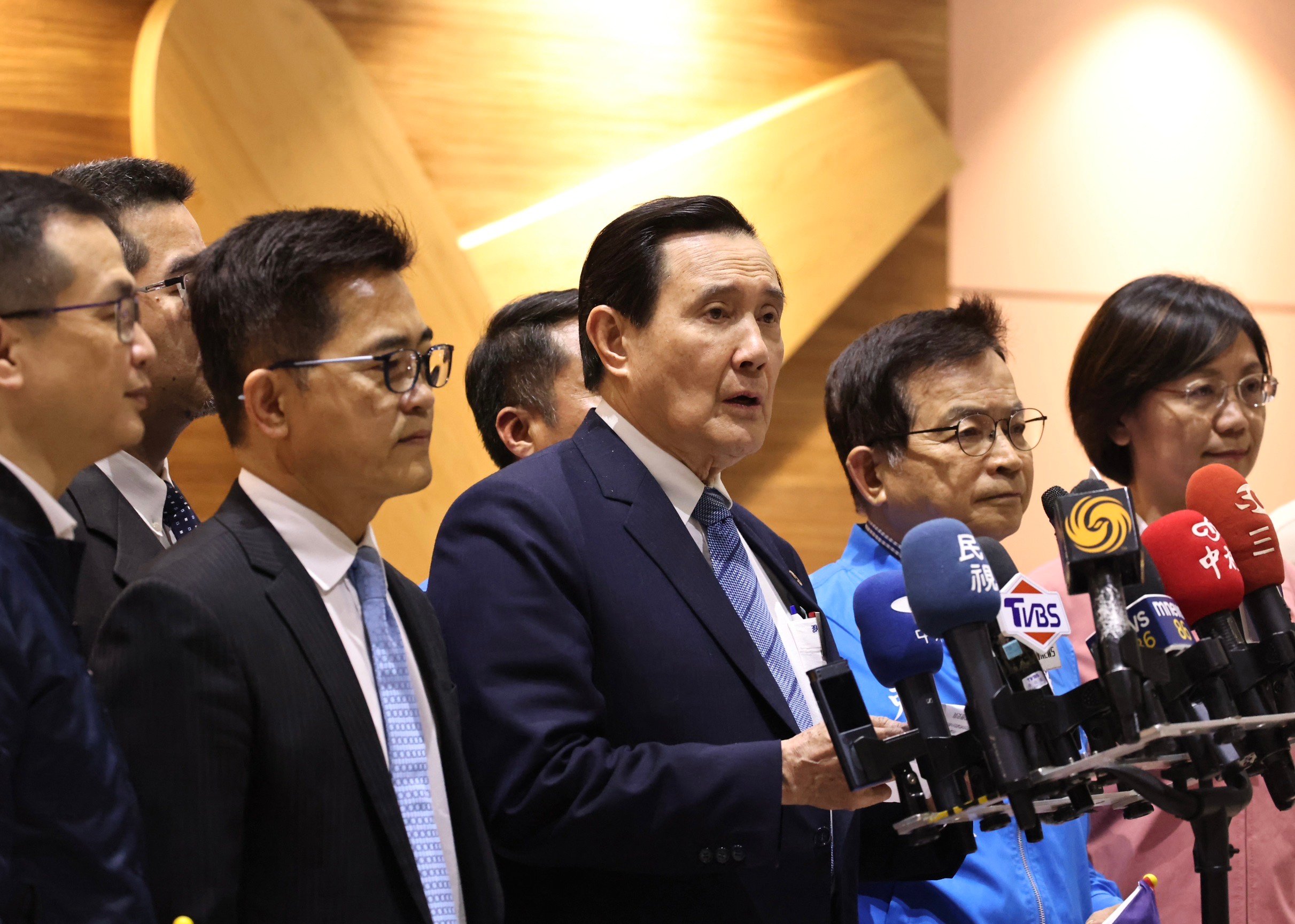 前總統馬英九11日結束訪中行程回國,國民黨立委翁曉玲(右)特地到機場接機。林啟弘攝
