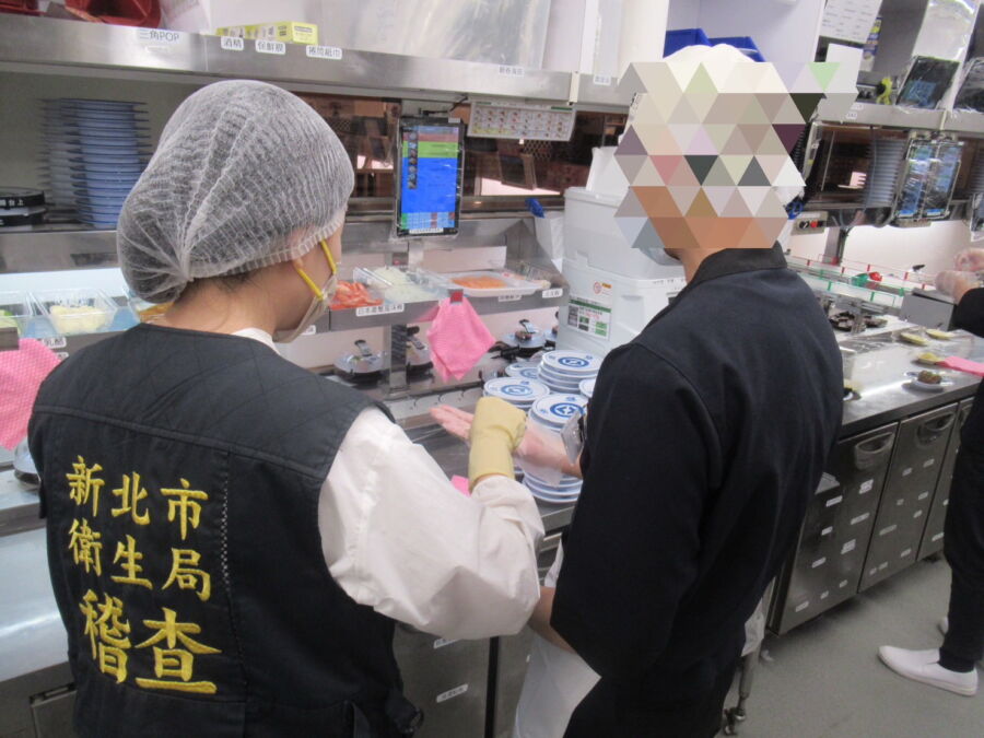 圖/新北市政府衛生局稽查藏壽司淡水站前店。(新北市政府衛生局提供)