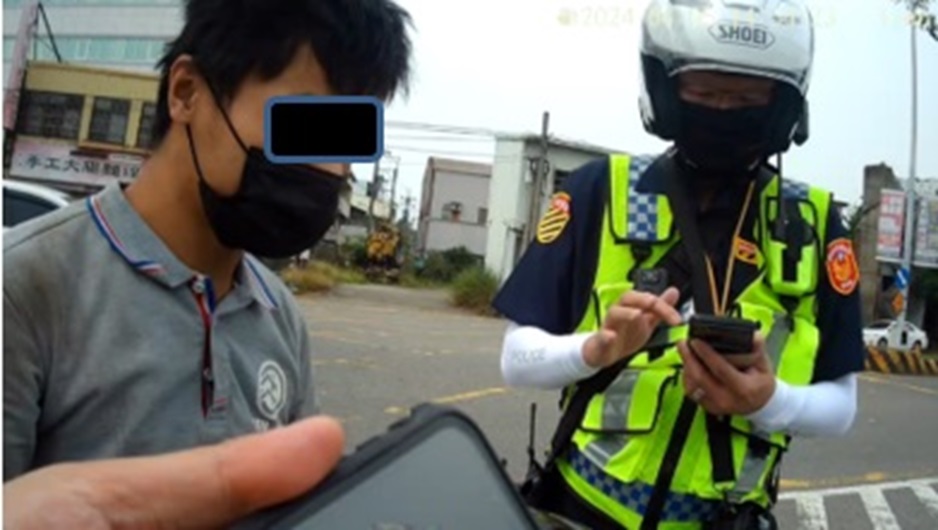 ▲圖說:張男騎機車行駛於禁行機車道,員警攔下一查竟是「四條通」通緝犯 (圖/台中市政府提供)