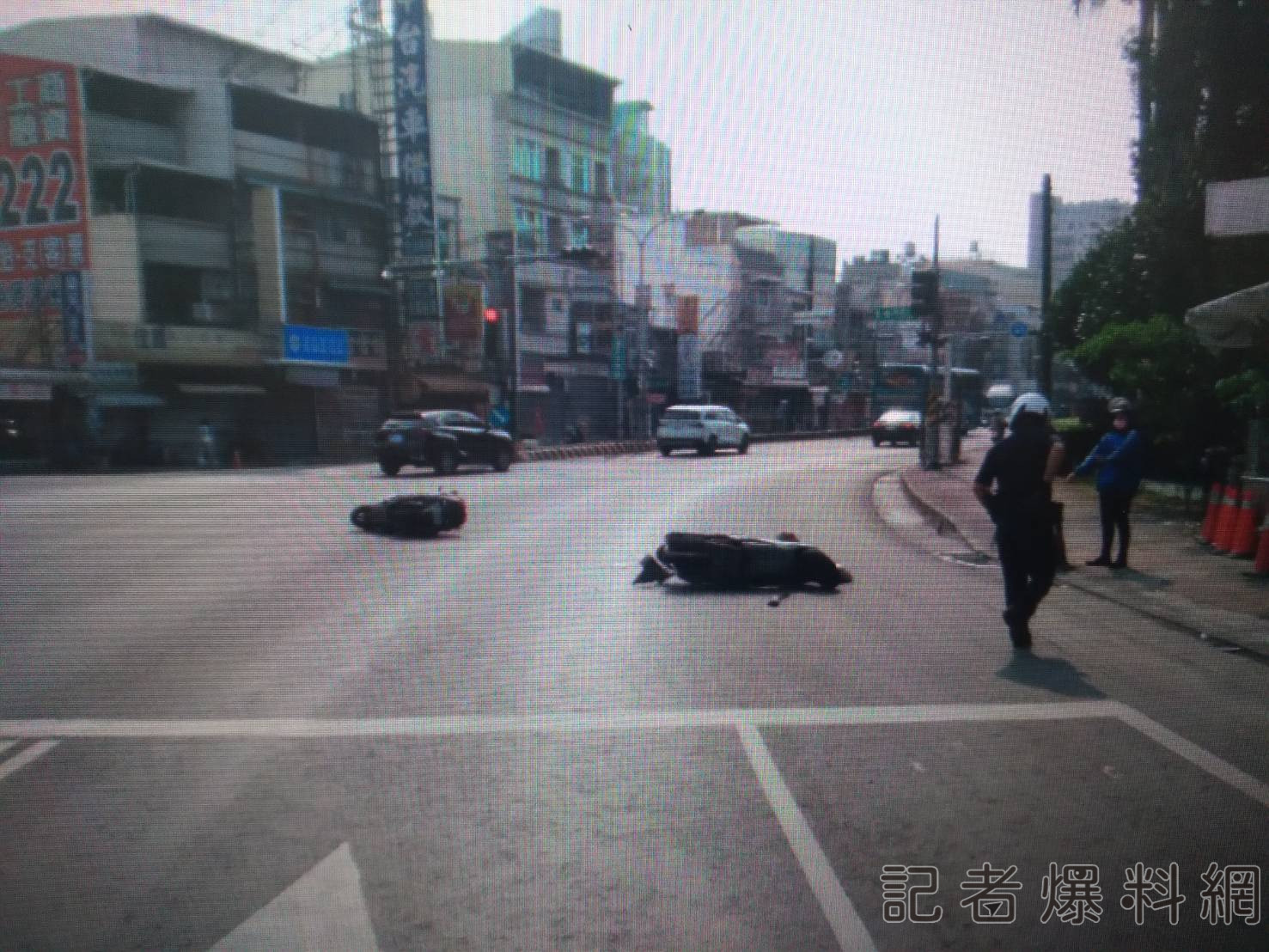 ▲2車剛起步就追撞,雙雙倒地。(圖/記者金東天翻攝,下同)