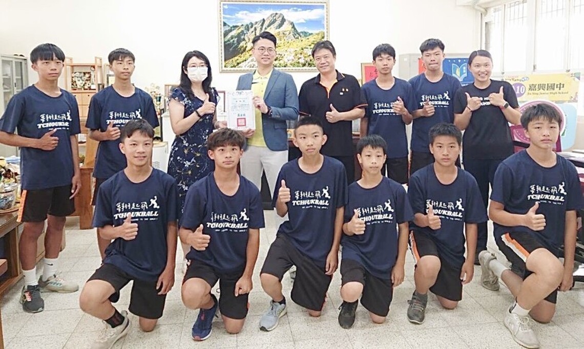 嘉興國中巧固球隊全國冠軍  獲贈球衣助為國爭光