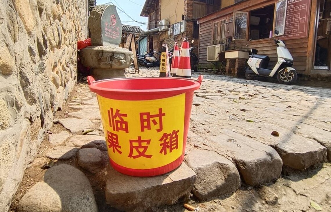 臨時廁所 進展到臨時果皮箱