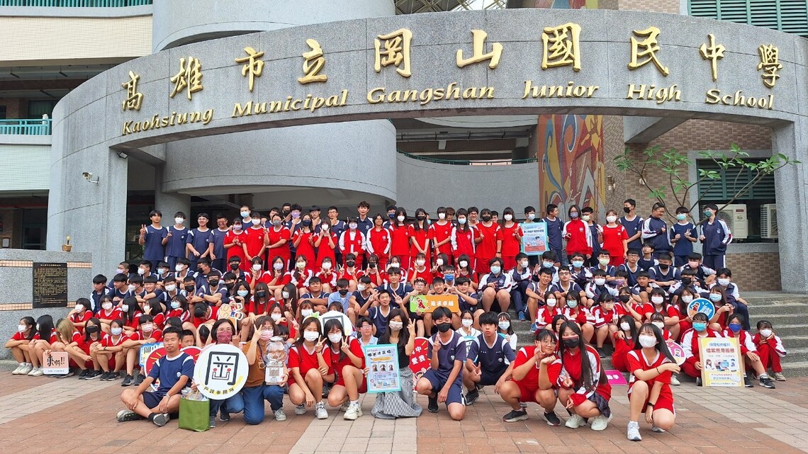 岡山行動戶政進駐5校園 學童領證「轉大人」
