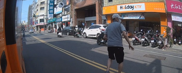 ▲無業的陳姓男子發現送貨臨停的大貨車都沒鎖門，快速偷走司機放在貨車內的財物。（警方提供）