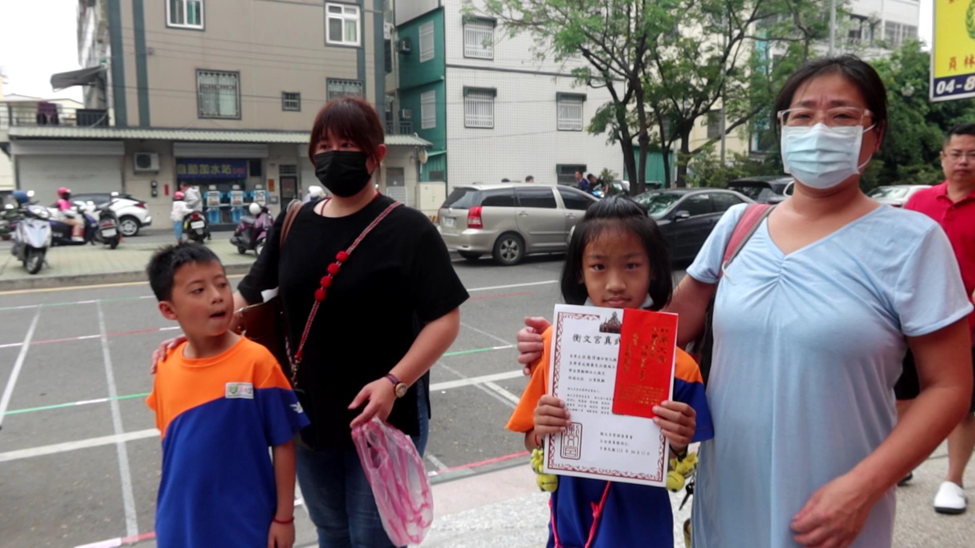 ▲員林市衡文宮擁有全台最高的玄天上帝，玄天上帝誕辰衡文宮發放救濟品和獎學金，以幫助低收入家庭和優秀學生，廣場前擠滿人潮。（記者張溎壕攝）