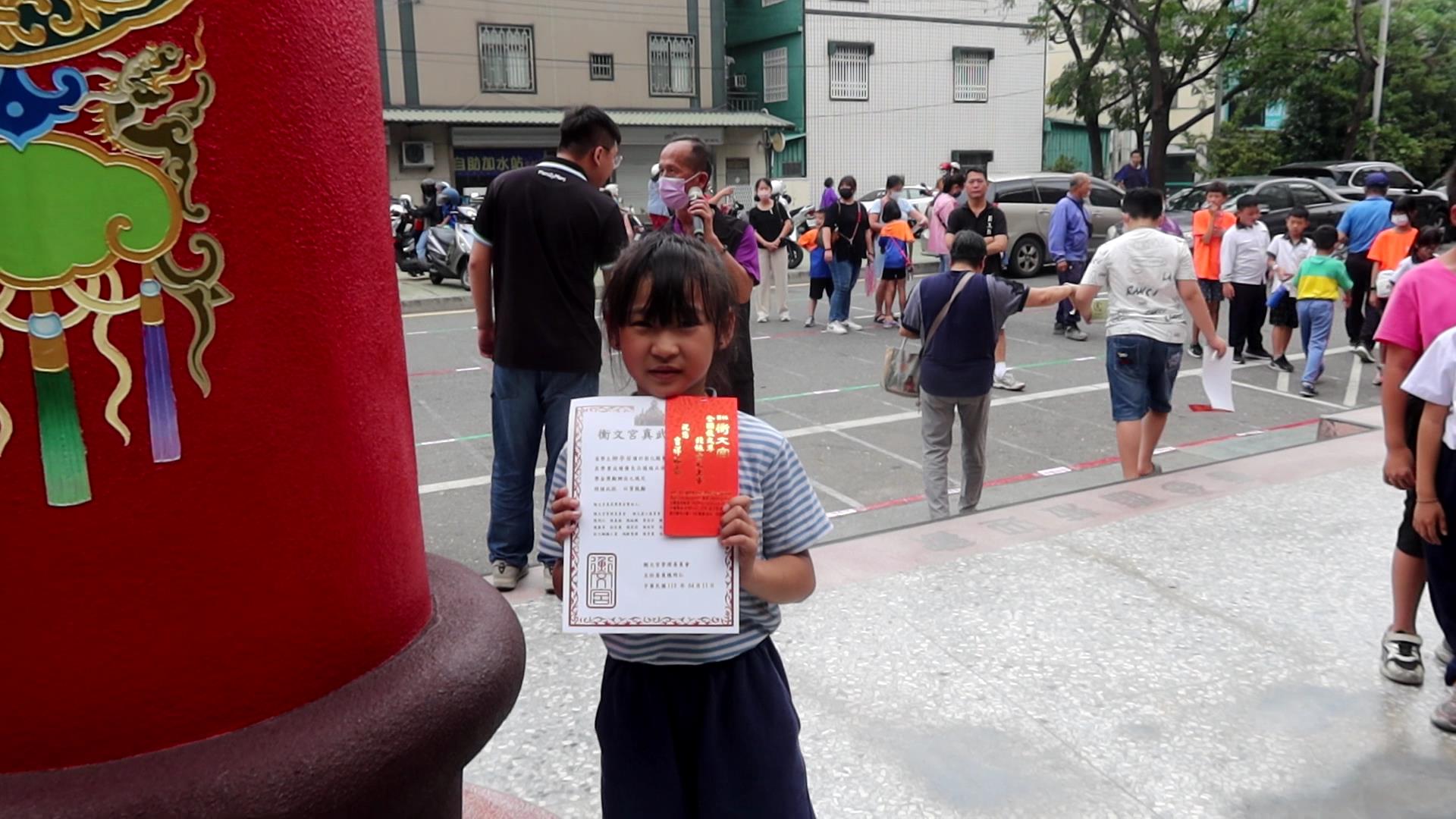 ▲員林市衡文宮擁有全台最高的玄天上帝，玄天上帝誕辰衡文宮發放救濟品和獎學金，以幫助低收入家庭和優秀學生，廣場前擠滿人潮。（記者張溎壕攝）