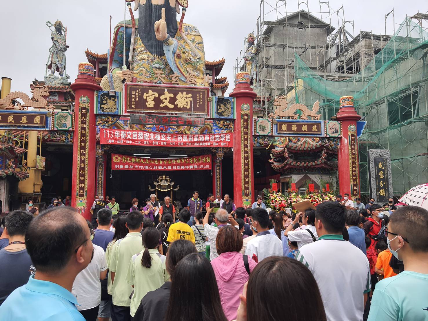 ▲員林市衡文宮擁有全台最高的玄天上帝，玄天上帝誕辰衡文宮發放救濟品和獎學金，以幫助低收入家庭和優秀學生，廣場前擠滿人潮。（記者張溎壕攝）