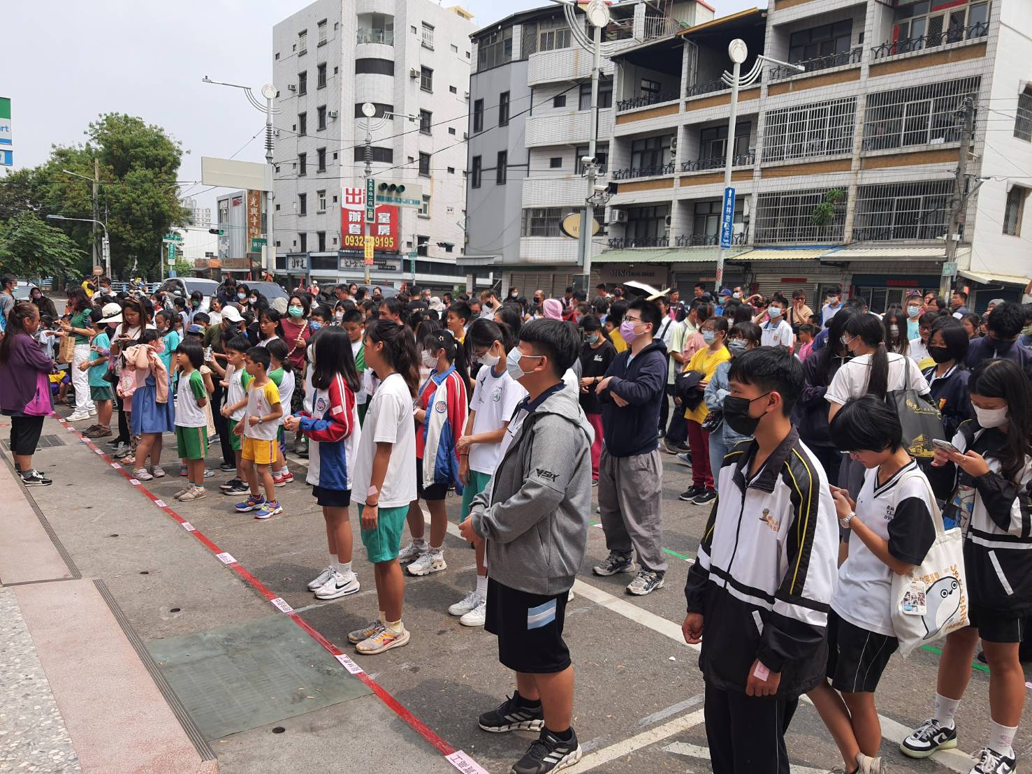 ▲員林市衡文宮擁有全台最高的玄天上帝，玄天上帝誕辰衡文宮發放救濟品和獎學金，以幫助低收入家庭和優秀學生，廣場前擠滿人潮。（記者張溎壕攝）