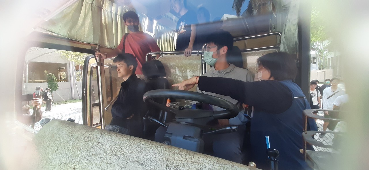 ▲彰化監理站與彰化縣警察局監警聯合赴易肇事路口舉牌提醒汽機車駕駛「行經路口應減速通過並養成禮讓行人優先的觀念」。(記者張溎壕攝)