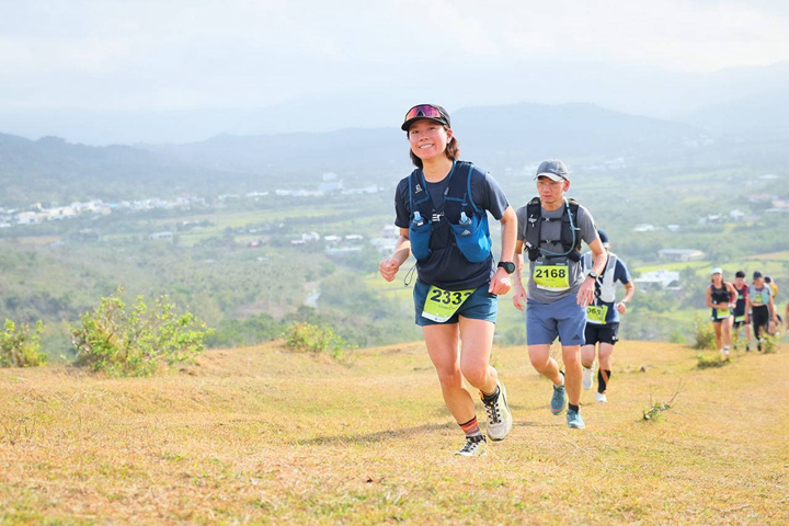 辛苦的越野跑仍舊甘之如飴的莊莊,跑上開闊的門馬羅草原心曠神怡