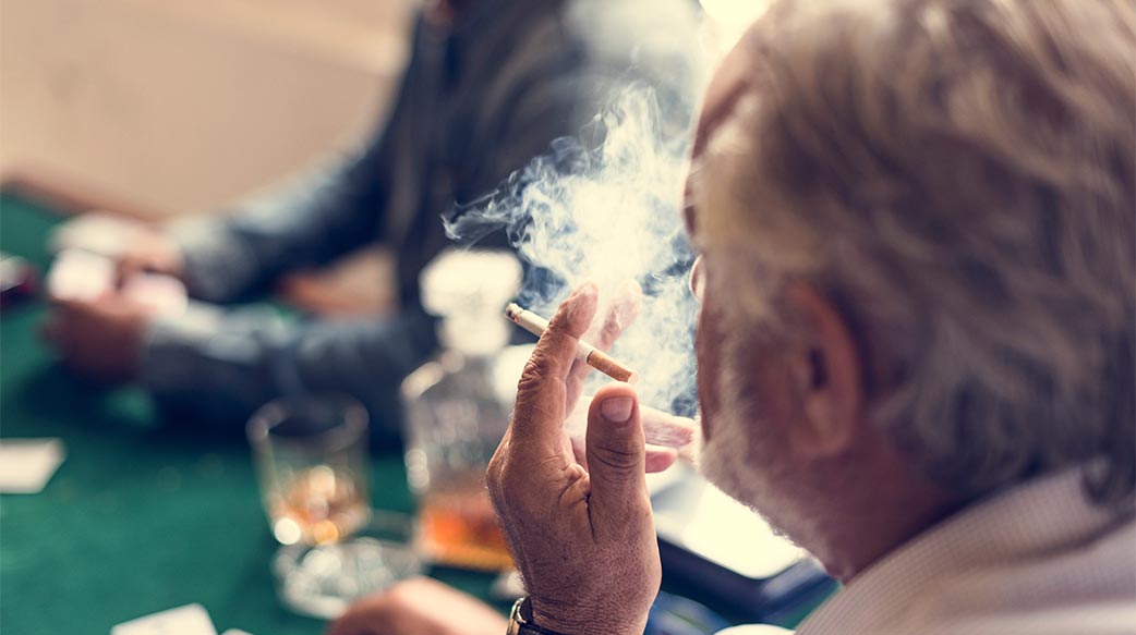 賭注 牌 賭場 機會 香煙 俱樂部 賭徒 賭博 遊戲 賭博 組 運氣 播放機 打 側面圖 抽煙 表 威士忌酒 上癮 癮