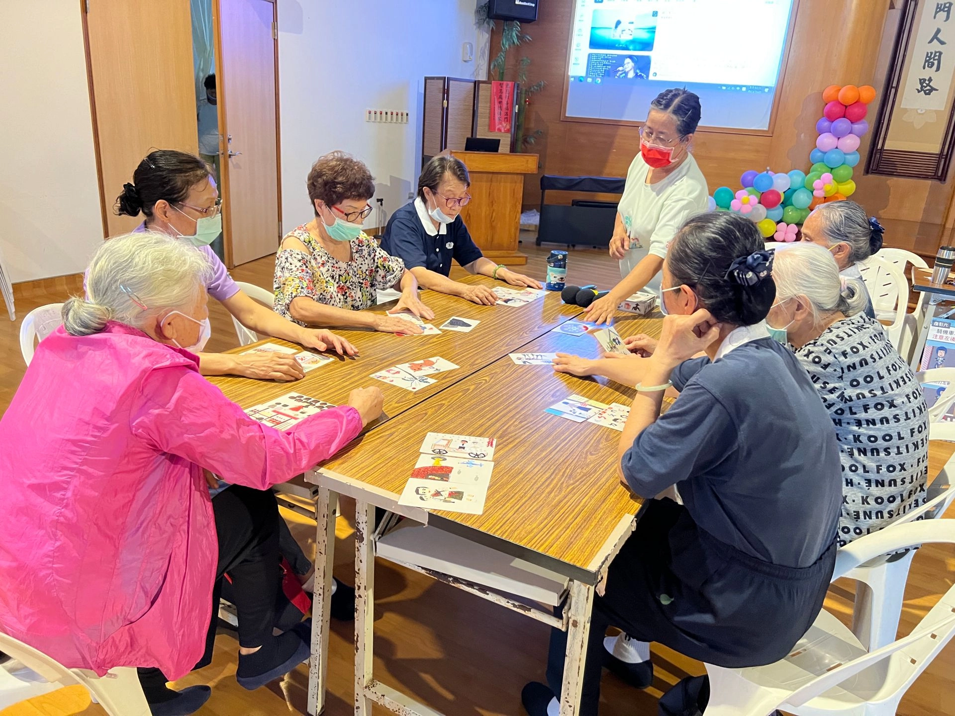 慈濟台東巷弄長照站安排老師帶長者玩桌遊,透過遊戲腦力激盪。
