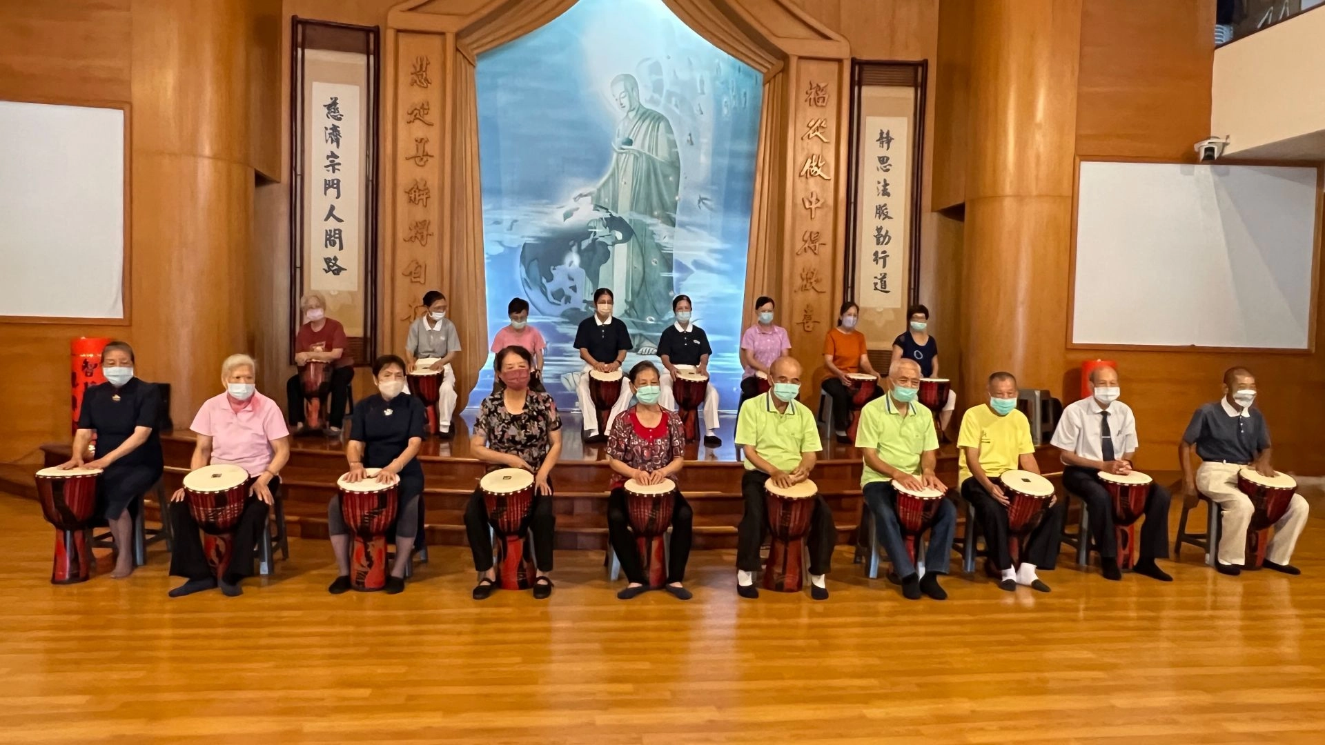慈濟台東巷弄長照站安排許多活動,其中非洲鼓深受長者喜愛,藉著節奏和動作的變化,加強長者的記憶力。