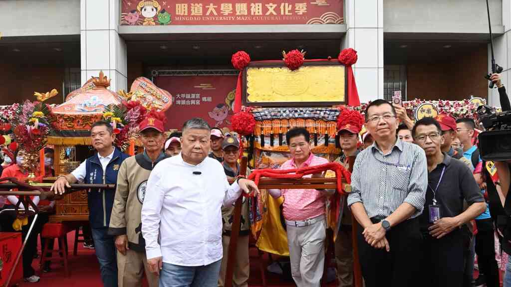 ▲大甲媽祖遶境回鑾今早進入明道大學校園,由林博文代理校長率領一級主管於校門恭迎媽祖聖駕,在鼓獅團及鳳陽花鼓團的陪同下,由顏清標董事長與林博文代理校長共同抬轎迎接媽祖進駐校園。(記者張玉泰攝)