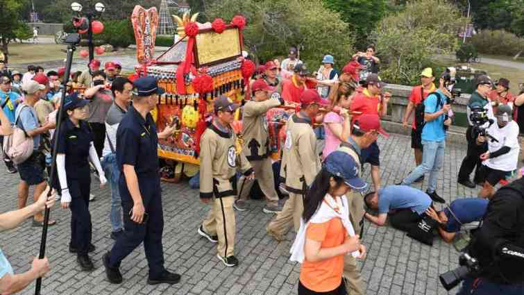 ▲大甲媽祖遶境回鑾今早進入明道大學校園，明道大學一如往年啟動媽祖文化節活動。 （記者張玉泰攝）