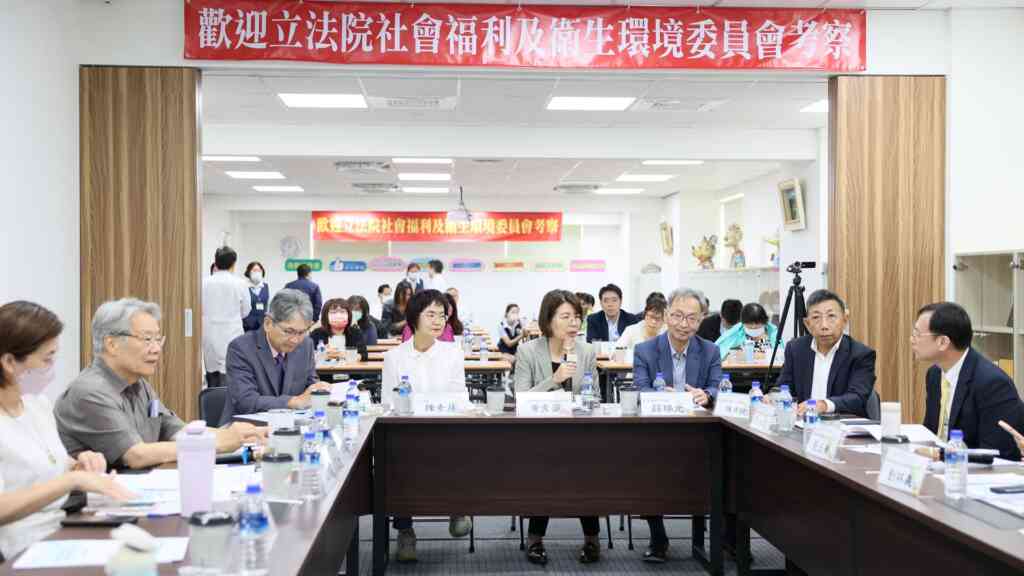 ▲衛環委員會考察彰化員林市宏仁醫院。(宏仁醫院提供)