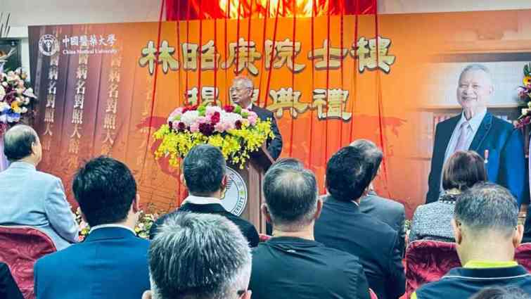 ▲林昭庚院士說，他是務農之子，半世紀之前像他這樣的窮孩子考上醫學院，是不得了的大事情，非常感謝一生除了有家人陪伴，還有陳立夫前董事長、蔡長海董事長等多位貴人的扶持，到今天能擁有自己名字的學術空間，感到非常幸福與榮耀。（中醫大附醫提供）