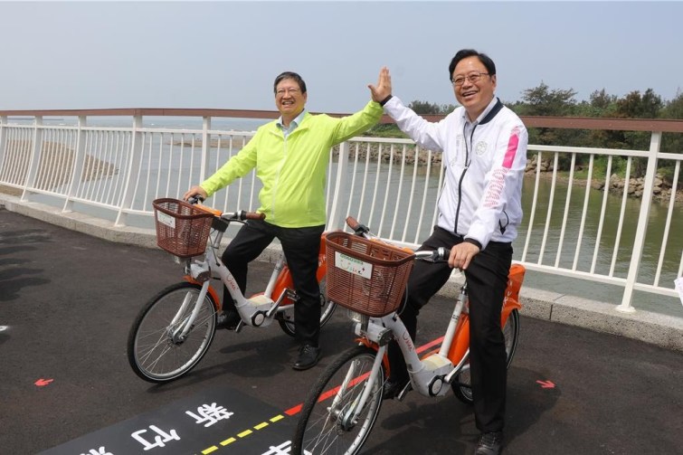 ▲雙新自行車道跨橋通車後，不但提升當地遊憩品質，串聯濱海生態旅遊廊帶，亦提供鐵馬族來往通行的便利性。（記者張學宜翻攝）
