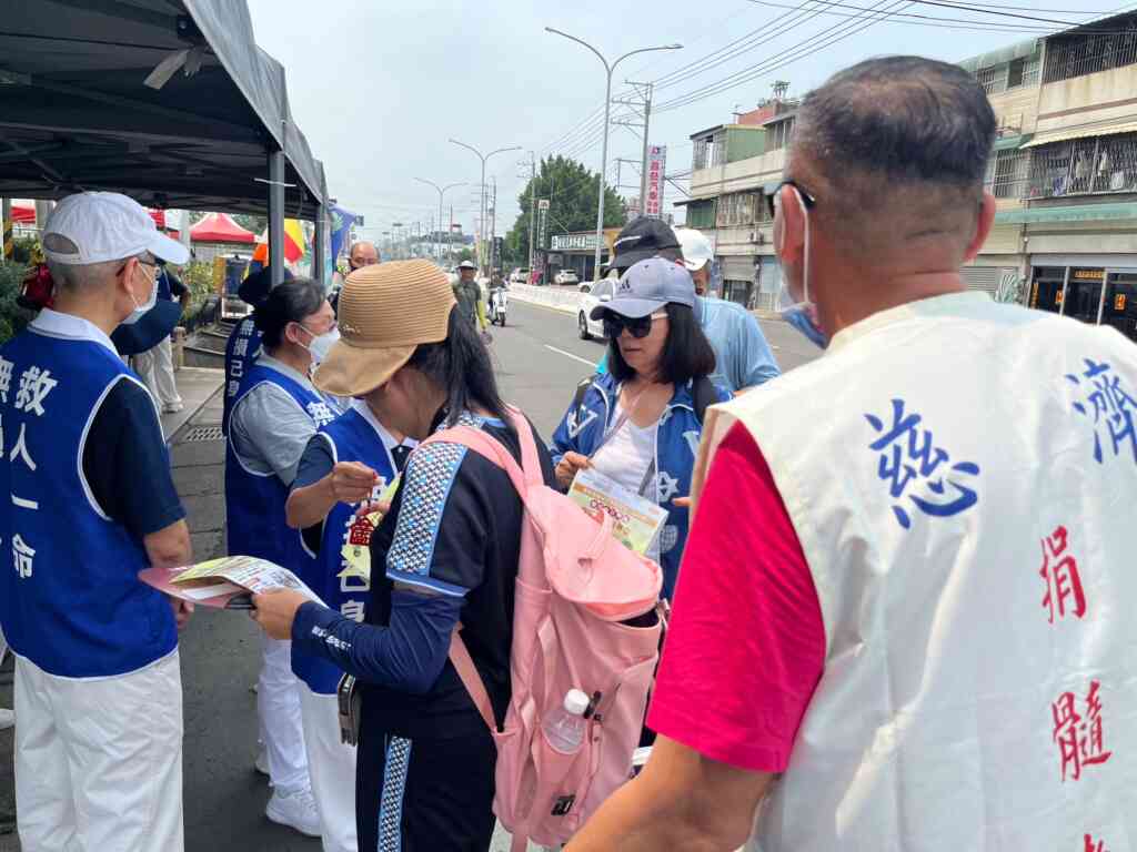 ▲大甲鎮瀾宮媽祖遶境回鑾跨過濁水溪進入彰化縣,慈濟人醫會醫師及志工也宣導「救人一命不損己身」慈濟骨髓資料庫,希望更多年輕身體健康的來建檔。(慈濟志工提供)