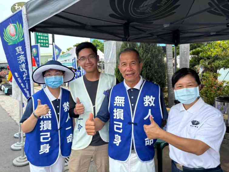 ▲慈濟人醫會醫師及志工也宣導「救人一命不損己身」慈濟骨髓資料庫希望更多年輕身體健康的來建檔。（慈濟志工提供）
