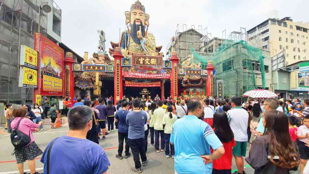 ▲員林衡文宮為發揚帝爺公慈悲精神,今天發放近120名低收戶救濟品,以及86間學校共計417名在地學子真武獎學金。(記者林明佑攝)