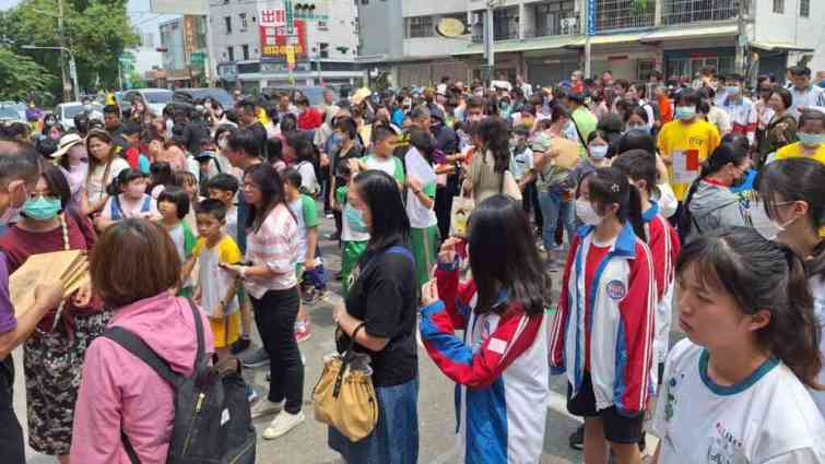 ▲員林衡文宮今年真武獎學金共計發放86間學校，學生老師今天到現場超過400位，發放金額也遠超往年。（記者林明佑攝）