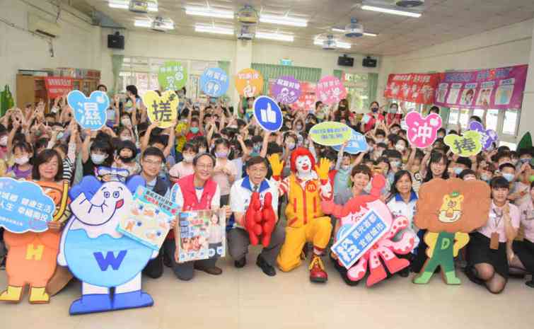 ▲為防治腸病毒，南投縣政府衛生局、教育處及麥當勞叔叔之家慈善基金會11日在南投市貝斯特幼兒園，舉辦「一起洗手趣，病毒別靠近」宣導活動。（記者張玉泰翻攝）