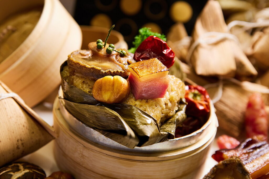 「變臉煙燻鴨肉粽」,帶有微麻微辣口感,選用皮脂豐潤、肉質鮮美櫻桃鴨進行煙燻,加上煨煮過口感Q彈的鮑魚等豐富食材與綿密糯米完美交融。