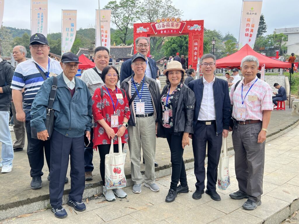 台北市上杭同鄉會與團員在三月三文化旅遊節合影,右三為袁理事長