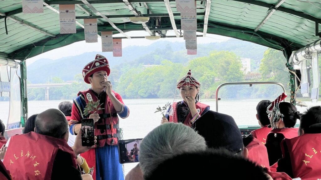 乘船遊汀江,欣賞非遺文化吹葉片演奏