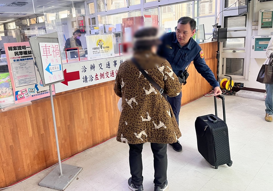 ▲圖說:陳姓婦人不慎將行李箱遺落小黃車上,員警調閱監視器以車追「箱」尋回 (圖/台中市政府提供)