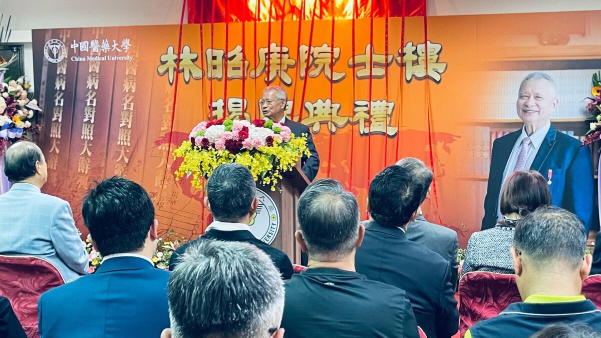 ▲林昭庚院士說,他是務農之子,半世紀之前像他這樣的窮孩子考上醫學院,是不得了的大事情,非常感謝一生除了有家人陪伴,還有陳立夫前董事長、蔡長海董事長等多位貴人的扶持,到今天能擁有自己名字的學術空間,感到非常幸福與榮耀。(中醫大附醫提供)
